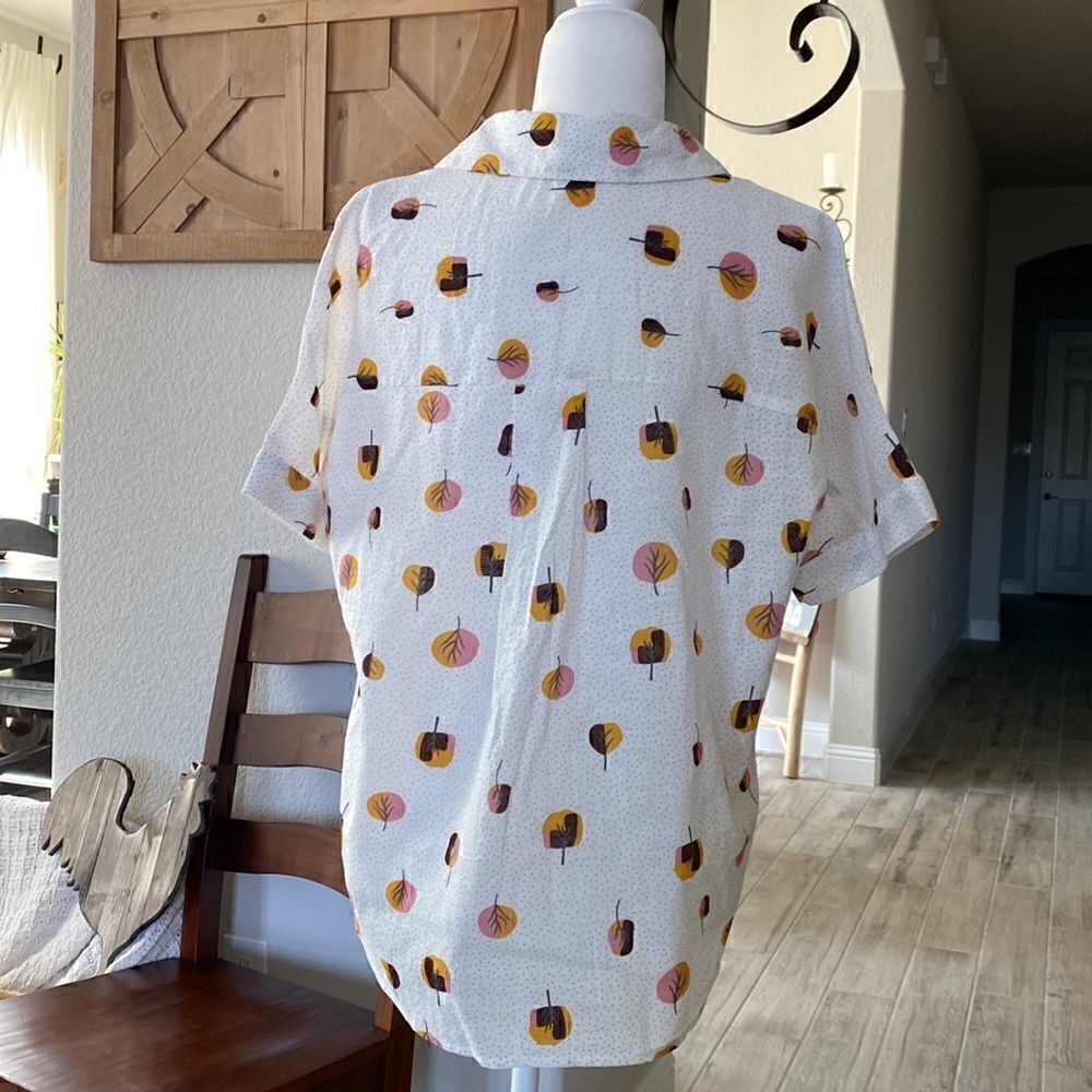 NWOT Hailey & Co Short Sleeve Collar Button Down Polka Dot Leaves/Trees Button S - Picture 9 of 12
